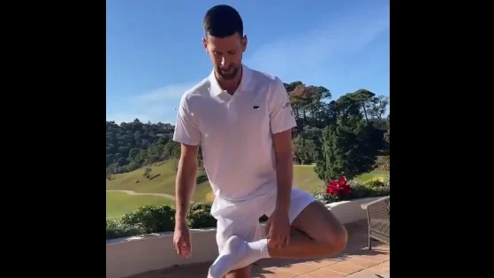 Novak Djokovic haciendo un reto que ha compartido en sus redes sociales Novak Djokovic haciendo un reto que ha compartido en sus redes sociales