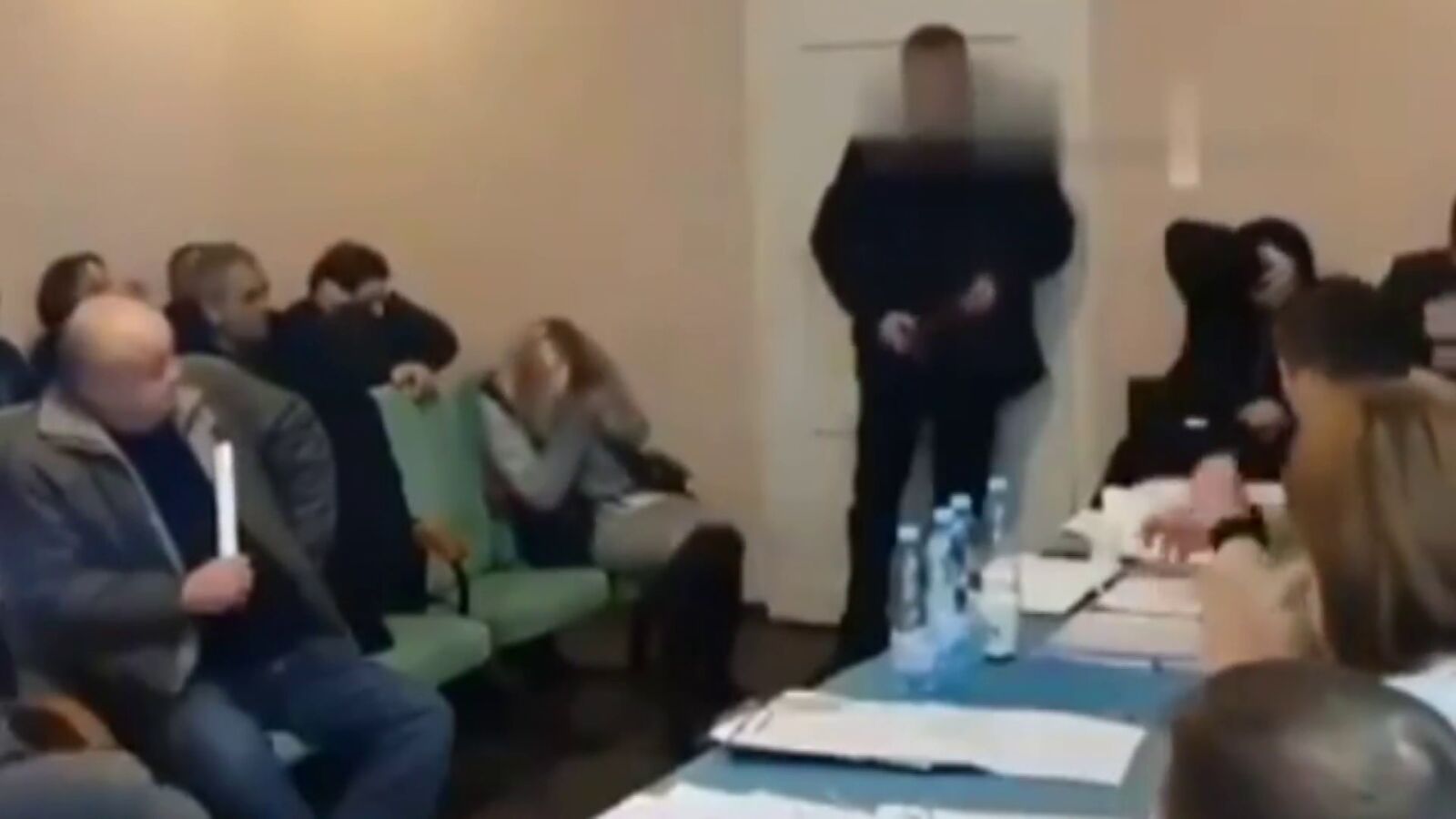 VÍDEO: El momento en el que un concejal del partido de Zelenski detona 3 granadas en un pleno municipal y deja 26 heridos