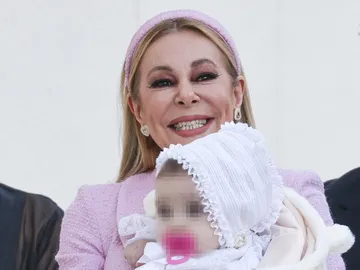 Ana Obregón en el bautizo de su nieta, Ana Sandra Ana Obregón en el bautizo de su nieta, Ana Sandra