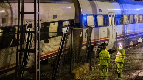 Dos trenes de la línea de Media Distancia que une Málaga y Sevilla han colisionado Dos trenes de la línea de Media Distancia que une Málaga y Sevilla han colisionado
