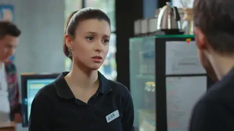 ¡Yiğit, despedido! El joven se mete en una pelea para defender a Lila y su jefe lo echa ¡Yiğit, despedido! El joven se mete en una pelea para defender a Lila y su jefe lo echa