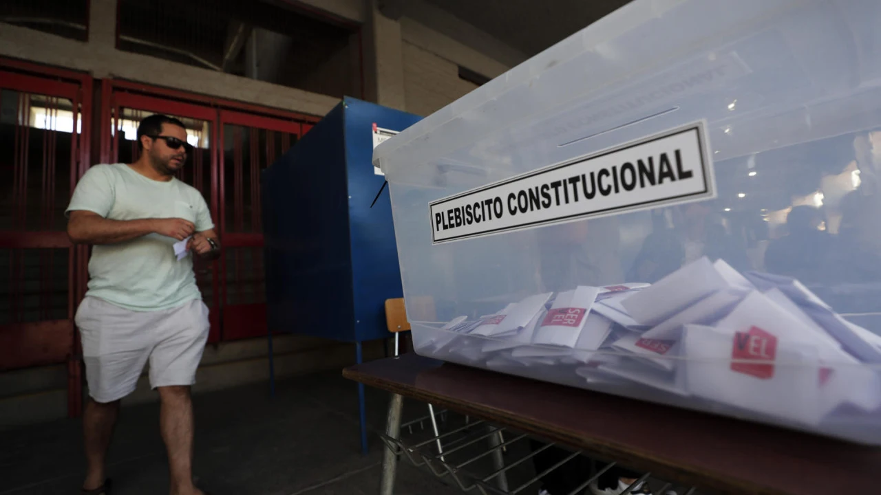 Una urna en un colegio electoral chileno.
