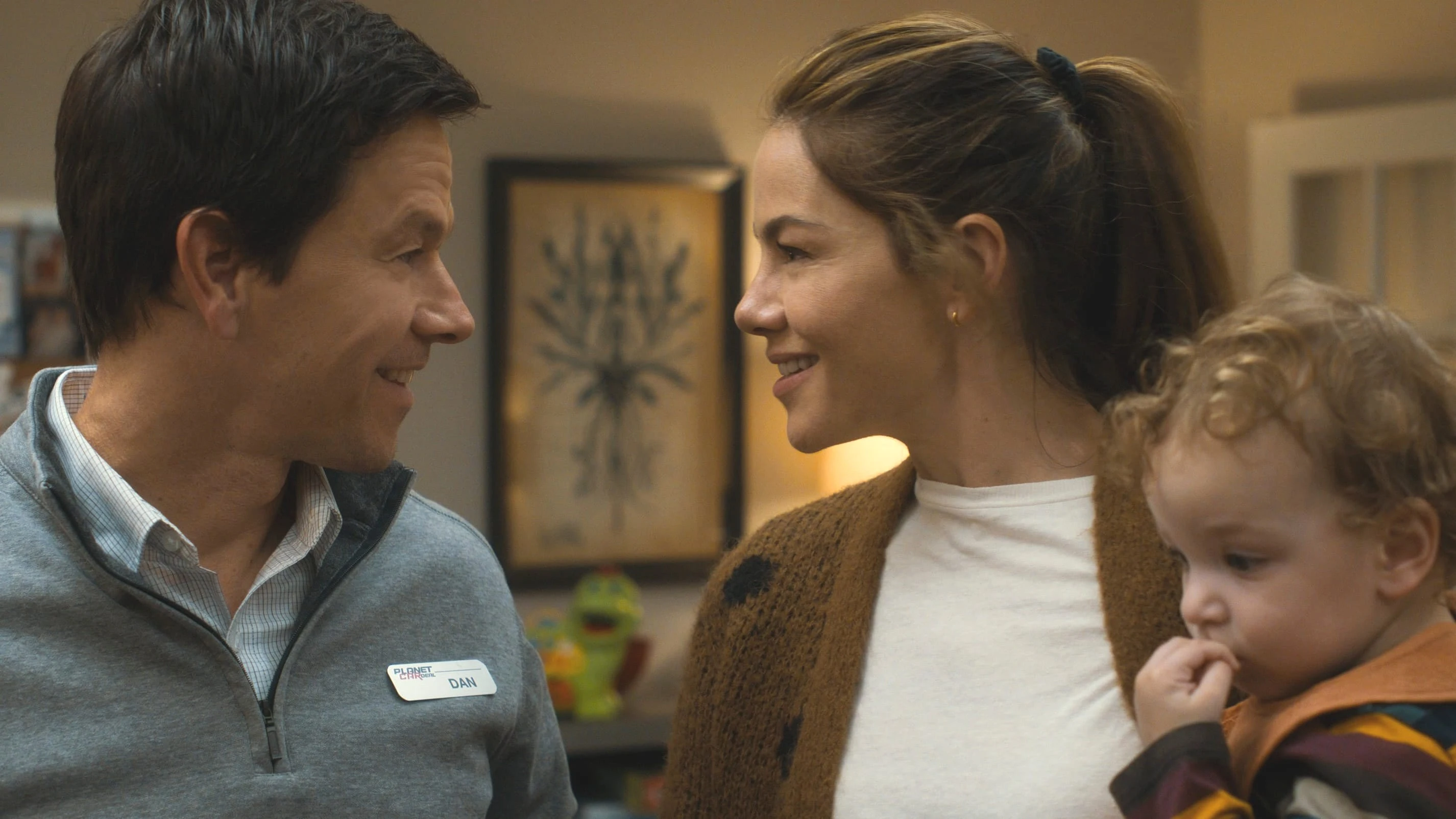 Escena de The Family Plan con Mark Walhberg Escena de The Family Plan con Mark Walhberg
