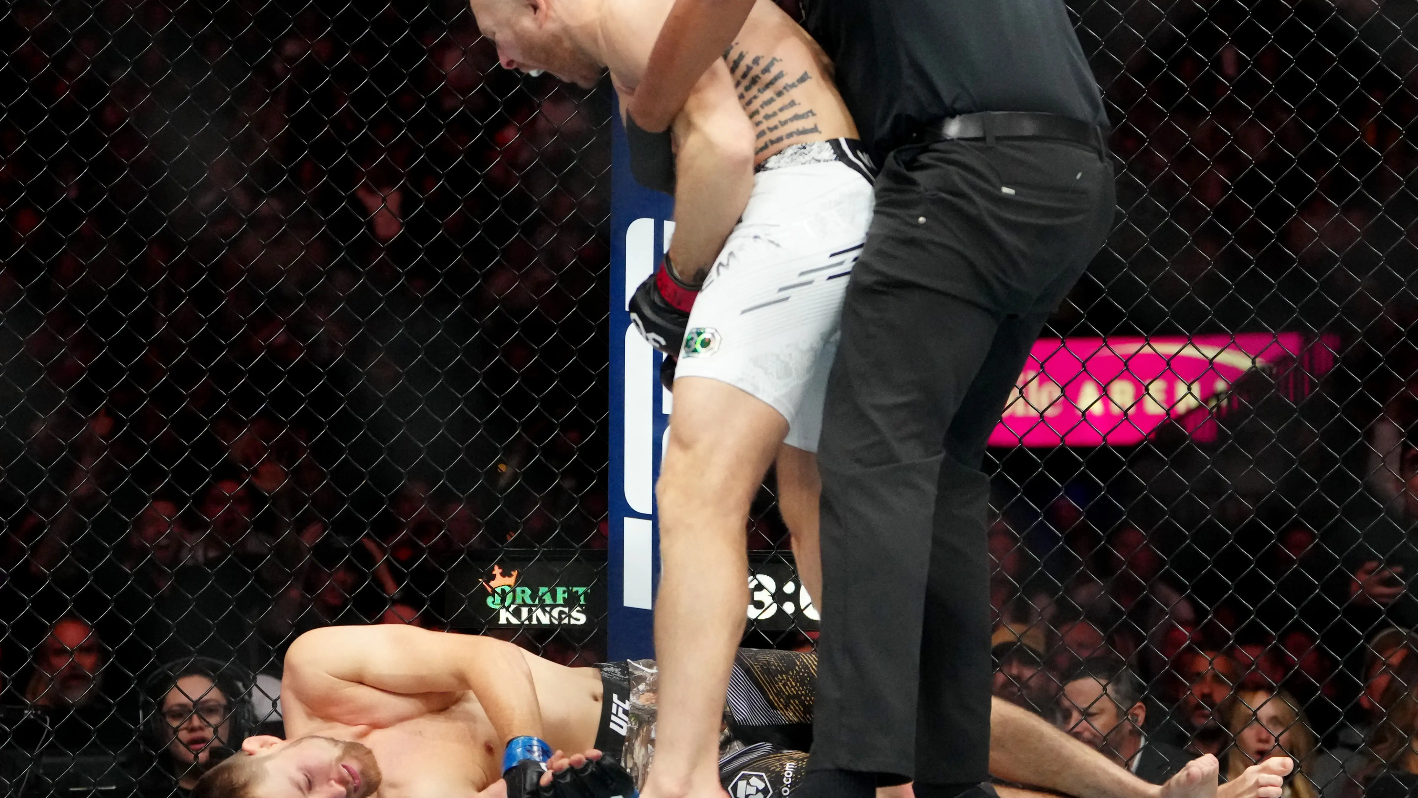 Josh Emmett reacciona tras noquear a Bryce Mitchell