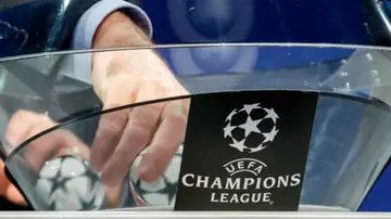 Un bombo de un sorteo de la Champions League