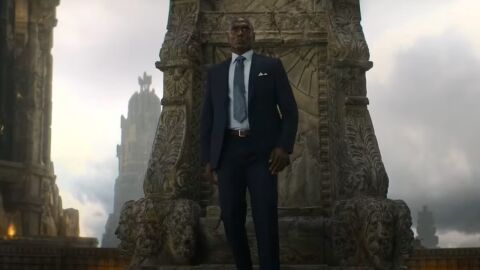 Lance Reddick como Zeus en Percy Jackson