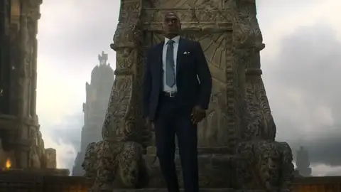 Lance Reddick como Zeus en Percy Jackson Lance Reddick como Zeus en Percy Jackson
