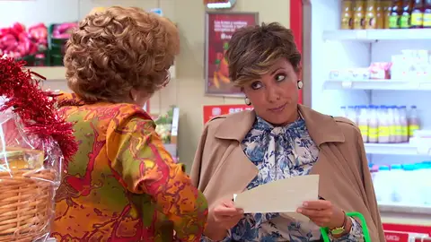 ¡Sorpresa en el supermercado!: Sonsoles Ónega ayuda a Benigna con su carta al alcalde en un cameo muy periodístico
