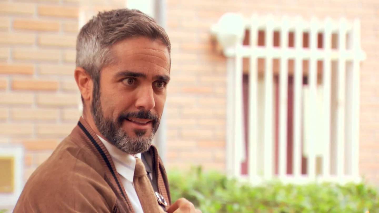 ¡Cameo sobresaliente!: Roberto Leal llega a la Plaza de los Frutos como profesor de Manolita ¡Cameo sobresaliente!: Roberto Leal llega a la Plaza de los Frutos como profesor de Manolita