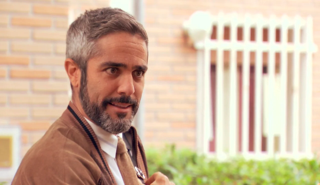 ¡Cameo sobresaliente!: Roberto Leal llega a la Plaza de los Frutos como profesor de Manolita