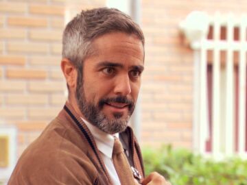 &iexcl;Cameo sobresaliente!: Roberto Leal llega a la Plaza de los Frutos como profesor de Manolita