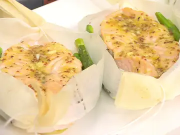 El recetón de Karlos Arguiñano: salmón asado en 4 minutos con espárragos El recetón de Karlos Arguiñano: salmón asado en 4 minutos con espárragos