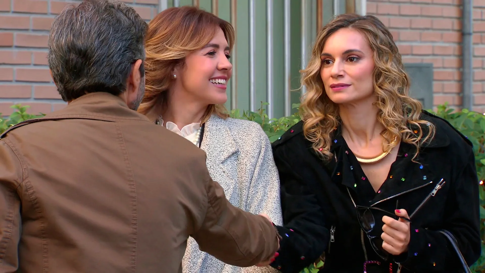 Momento de desconcierto: Sof&iacute;a se queda at&oacute;nita al encontrarse con Alicia, Isidro y Rafa