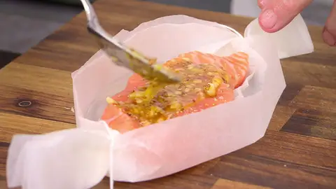 Añade sobre cada salmón la mezcla Añade sobre cada salmón la mezcla