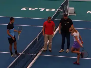 Yanis Ghazouani y Andreeva antes de jugar la final de un torneo de exhibición
