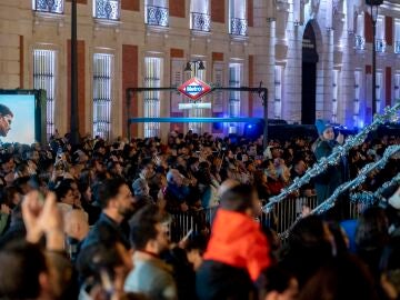 Cientos de personas asisten al encendido de luces de navidad, en la Puerta del Sol de Madrid