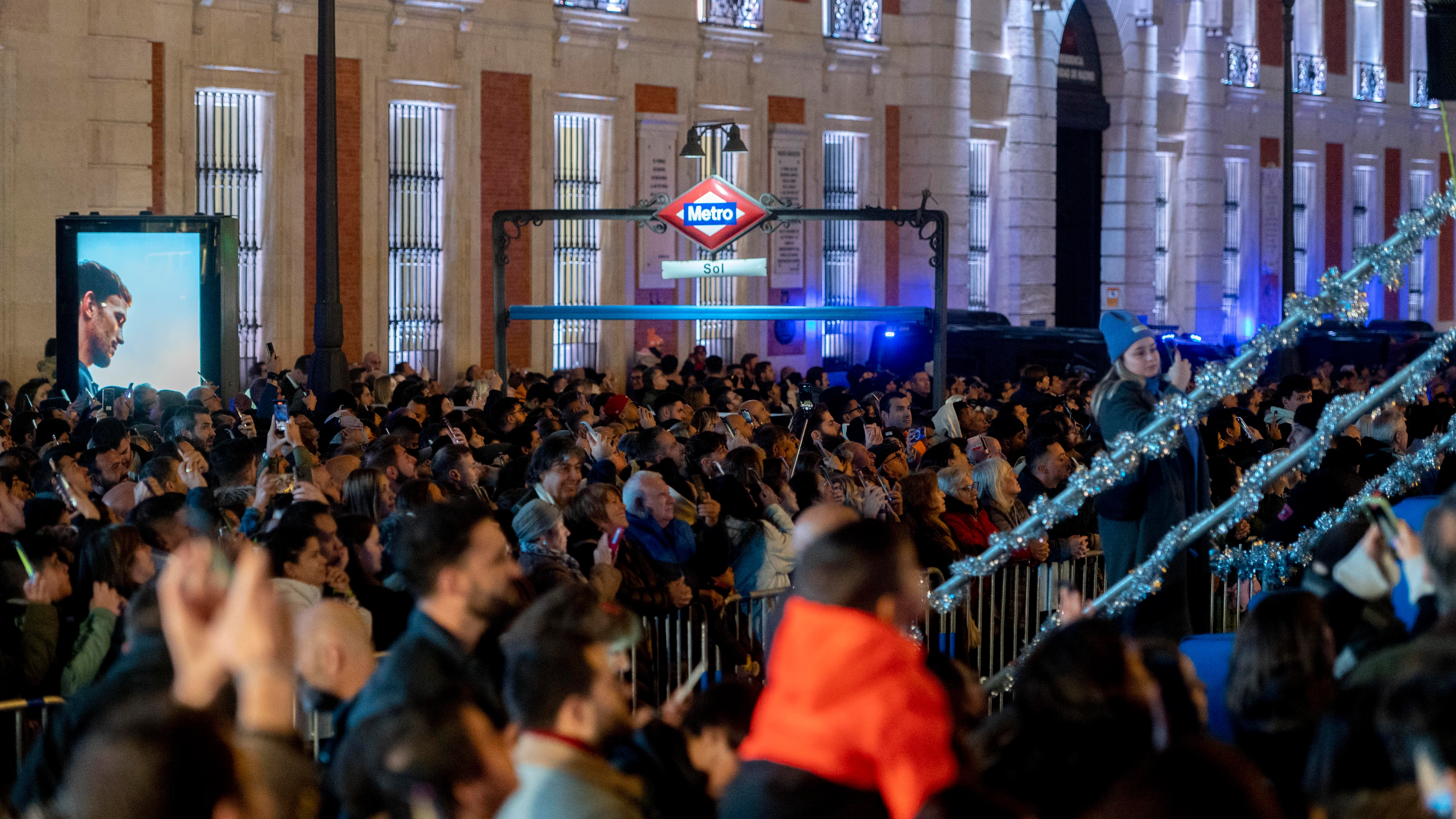 Cientos de personas asisten al encendido de luces de navidad, en la Puerta del Sol de Madrid Cientos de personas asisten al encendido de luces de navidad, en la Puerta del Sol de Madrid