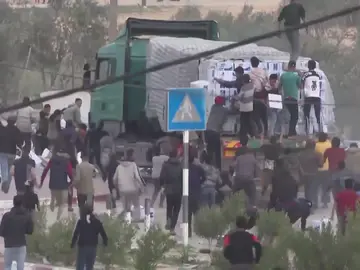 Asaltan camiones ayuda humanitaria Gaza Asaltan camiones ayuda humanitaria Gaza