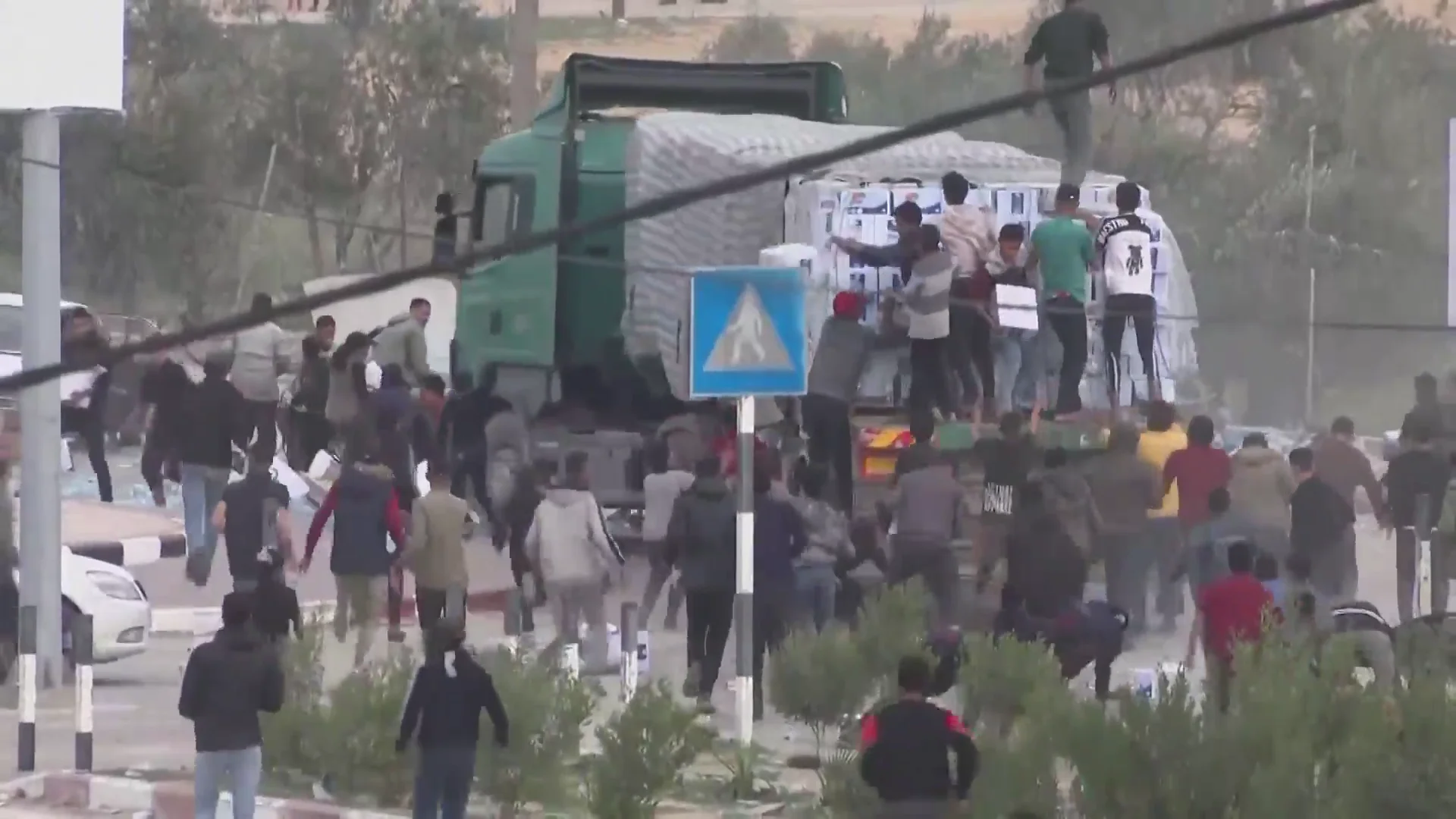 Asaltan camiones ayuda humanitaria Gaza Asaltan camiones ayuda humanitaria Gaza