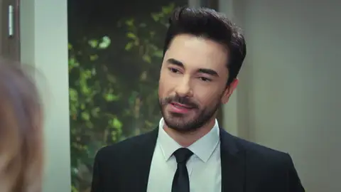 Kerim va a ver a Yildiz a su casa en plena noche... ¡Y Halit casi lo pilla! Kerim va a ver a Yildiz a su casa en plena noche... ¡Y Halit casi lo pilla!