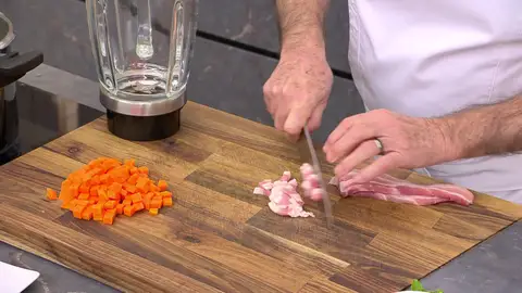 Trocea la panceta y saltea Trocea la panceta y saltea