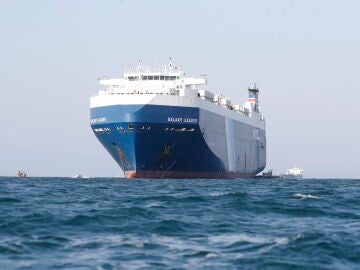 El carguero 'Galaxy Leader', incautado por los hutíes frente a la costa del puerto yemení