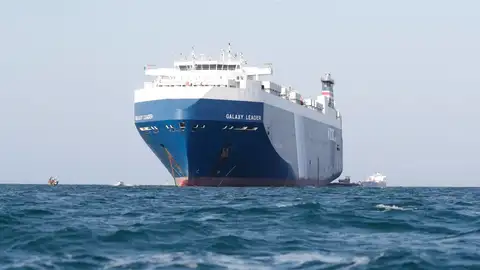 El carguero 'Galaxy Leader', incautado por los hutíes frente a la costa del puerto yemení