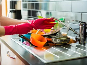 Fregar los platos sucios Fregar los platos sucios