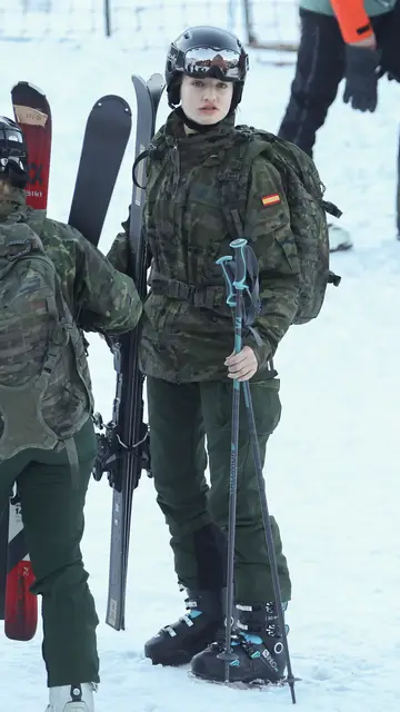 La princesa Leonor con los esquís La princesa Leonor con los esquís