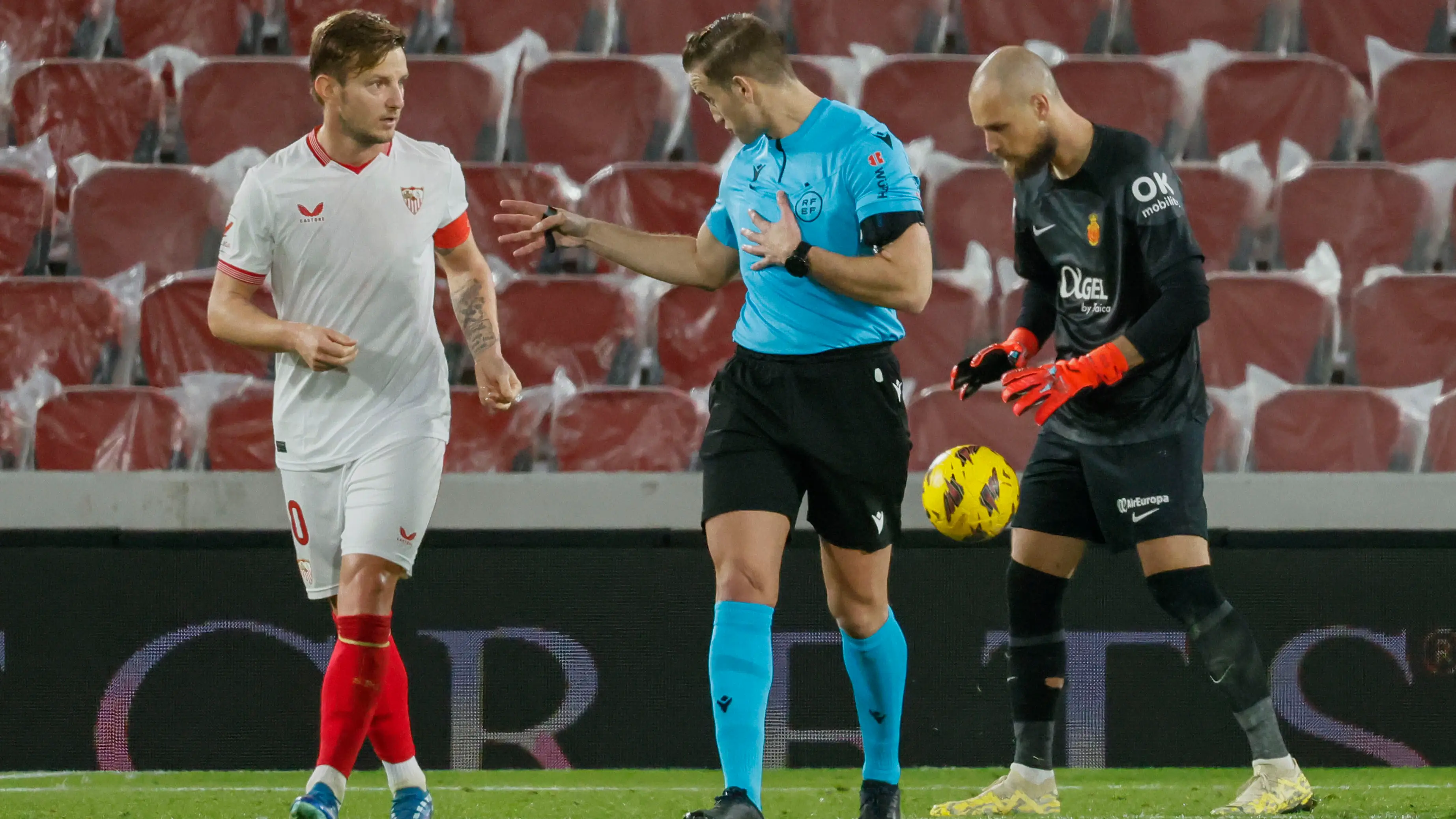 El colegiado Arbeloa Rojas conversa con Ivan Rakitic en un partido de LaLiga
