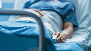 Paciente enfermo en la cama de un hospital