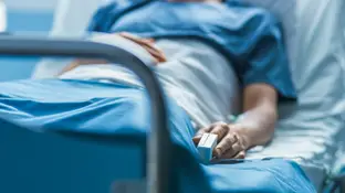 Paciente enfermo en la cama de un hospital Paciente enfermo en la cama de un hospital