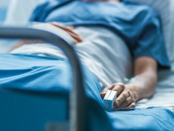 Paciente enfermo en la cama de un hospital