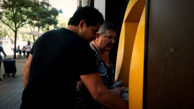 El Gobierno anuncia medidas para prohibir que los bancos cobren comisiones a mayores de 65 por sacar dinero