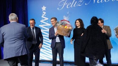 Isabel Díaz Ayuso reparte cestas de fruta en la cena de Navidad del PP de Madrid: 