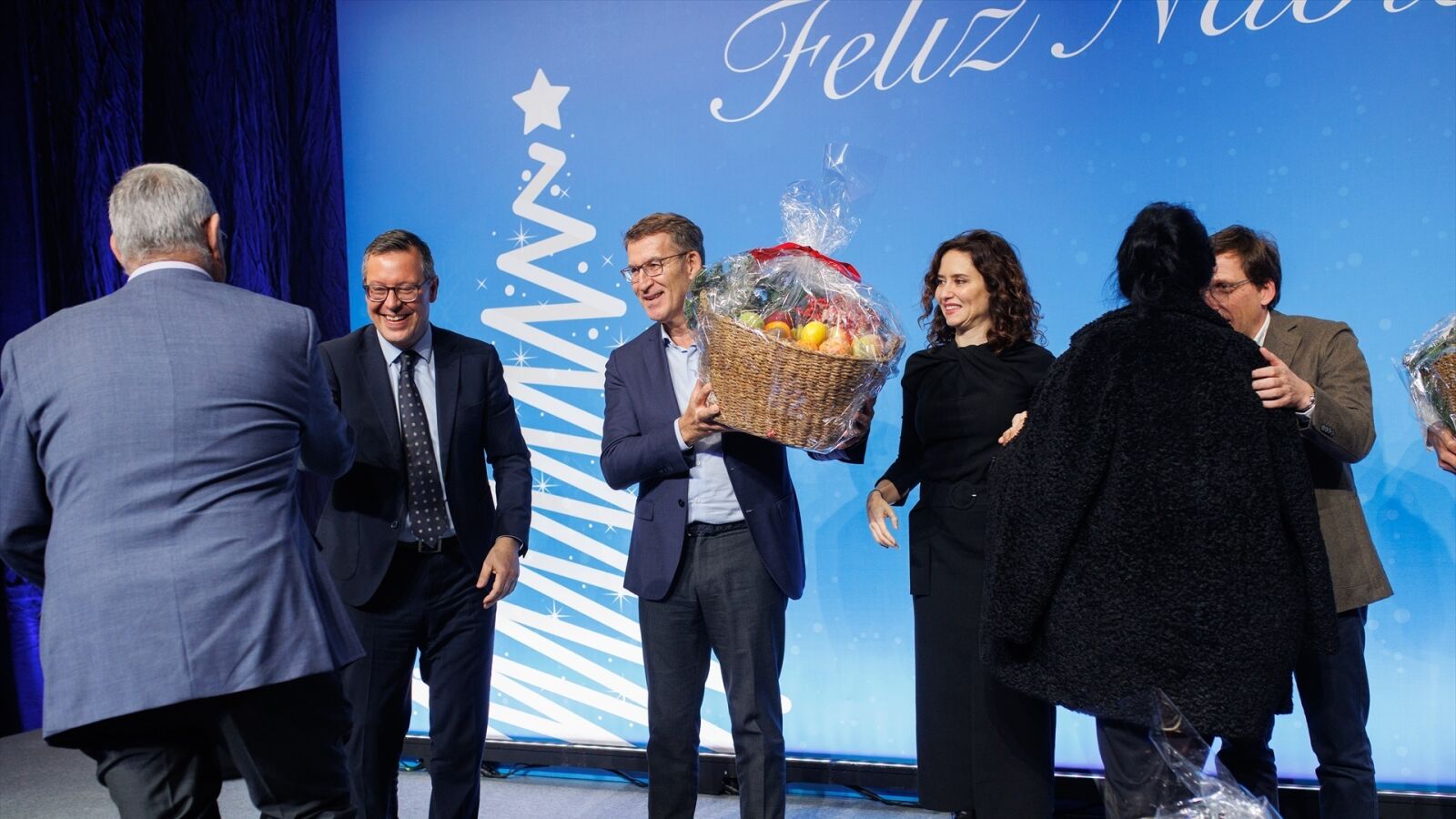 Isabel Díaz Ayuso reparte cestas de fruta en la cena de Navidad del PP de Madrid: 