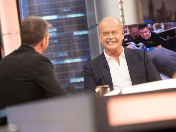 El oculto "sistema anticuernos" de Kelsey Grammer: "&iquest;&iexcl;Lo has descubierto!?"