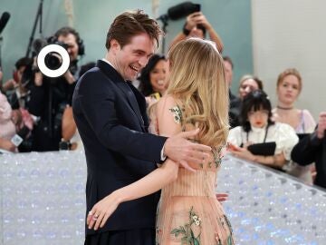 Robert Pattinson y Suki Waterhouse en la Met Gala