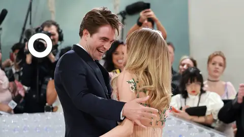 Robert Pattinson y Suki Waterhouse en la Met Gala Robert Pattinson y Suki Waterhouse en la Met Gala