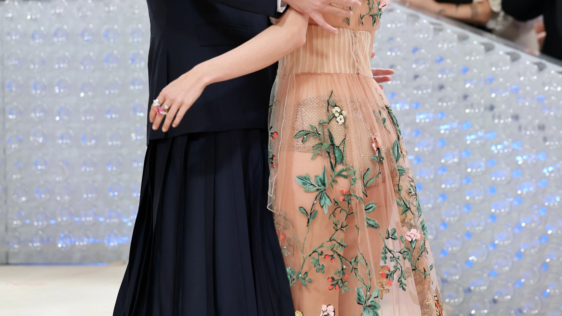 Robert Pattinson y Suki Waterhouse en la Met Gala Robert Pattinson y Suki Waterhouse en la Met Gala