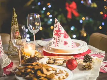 Mesa preparada para celebrar la Navidad Mesa preparada para celebrar la Navidad