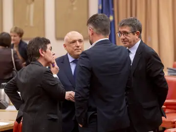 La diputada de EH Bildu en el Congreso Mertxe Aizpurua; el secretario general del Grupo Socialista en el Congreso de los Diputados, Rafael Simancas; el portavoz del Grupo Socialista en el Congreso, Patxi López y el portavoz de ERC en el Congreso, Gabriel Rufián La diputada de EH Bildu en el Congreso Mertxe Aizpurua; el secretario general del Grupo Socialista en el Congreso de los Diputados, Rafael Simancas; el portavoz del Grupo Socialista en el Congreso, Patxi López y el portavoz de ERC en el Congreso, Gabriel Rufián