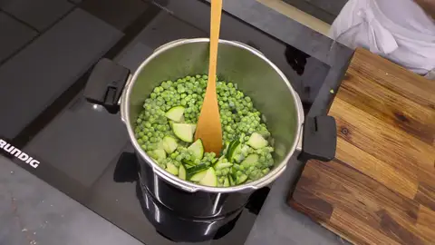 Cubre con agua y añade un poco de sal Cubre con agua y añade un poco de sal
