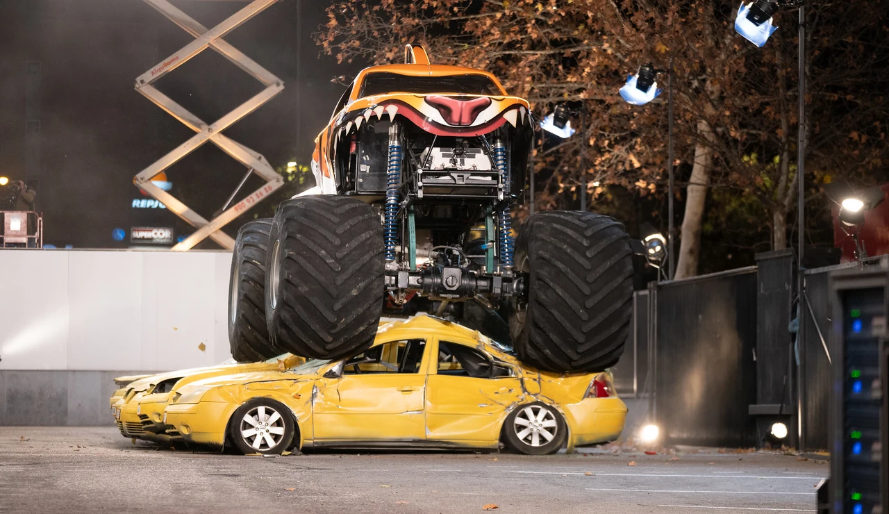 Espectacular exhibición de Monster Truck: ¡impresiona aún más a cámara lenta!