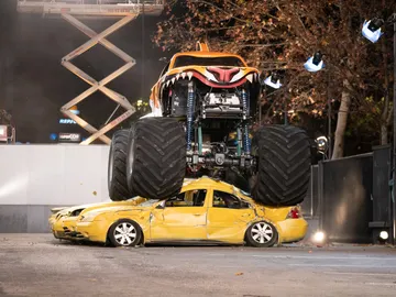 Espectacular exhibición de Monster Truck: ¡impresiona aún más a cámara lenta! Espectacular exhibición de Monster Truck: ¡impresiona aún más a cámara lenta!