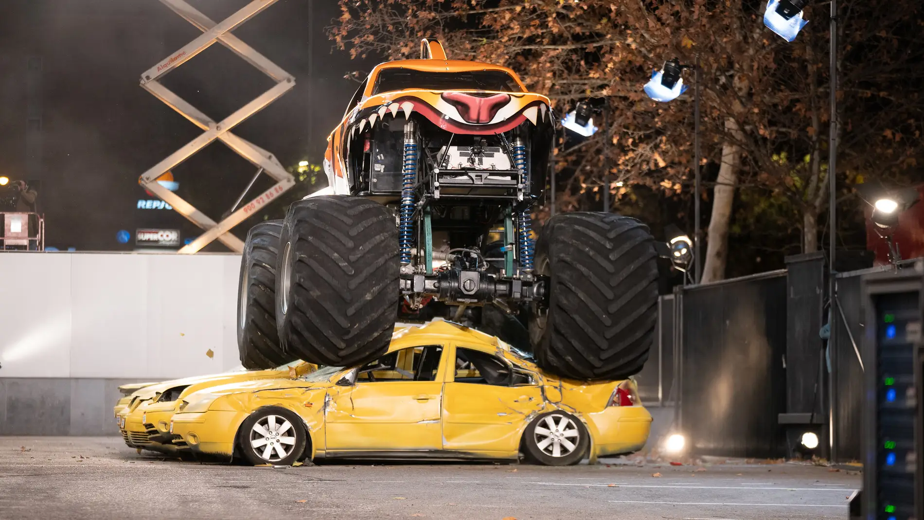 Espectacular Exhibici n De Monster Truck impresiona A n M s A C mara espectacular-exhibici-n-de-monster-truck-impresiona-a-n-m-s-a-c-mara