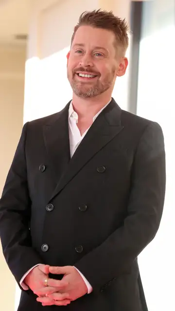 Macaulay Culkin tras recibir su estrella en el Paseo de la Fama Macaulay Culkin tras recibir su estrella en el Paseo de la Fama