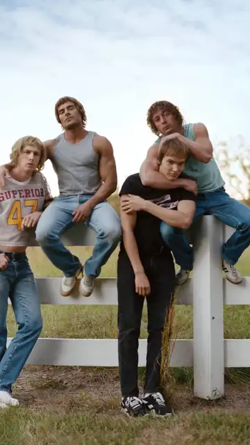 Harris Dickinson, Zac Efron, as Kevin Von Erich, Stanley Simons, Jeremy Allen White en The Iron Claw Harris Dickinson, Zac Efron, as Kevin Von Erich, Stanley Simons, Jeremy Allen White en The Iron Claw