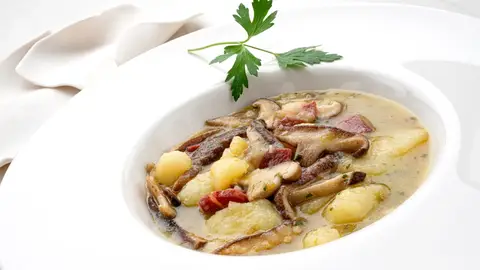 Arguiñano, sobre la receta de Patatas con setas y jamón: "Un guiso sencillo pero muy rico ¡Atentos todos!" Arguiñano, sobre la receta de Patatas con setas y jamón: "Un guiso sencillo pero muy rico ¡Atentos todos!"