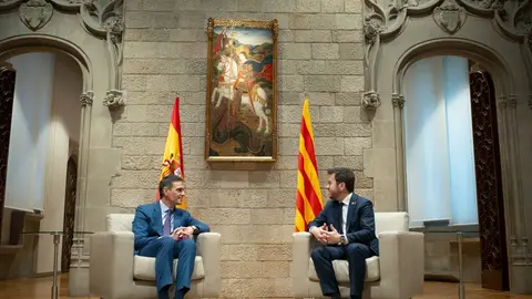 Sánchez y Aragonès conversan en el Parlament Sánchez y Aragonès conversan en el Parlament